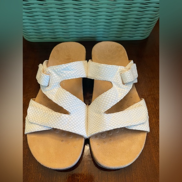 Vionic slip on sandals - Picture 2 of 8